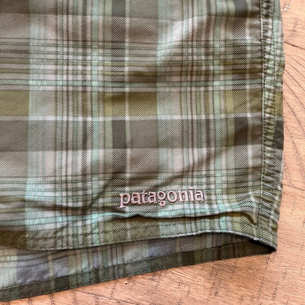 Patagonia Wavefarer Boardshorts in Green Plaid - Size 34